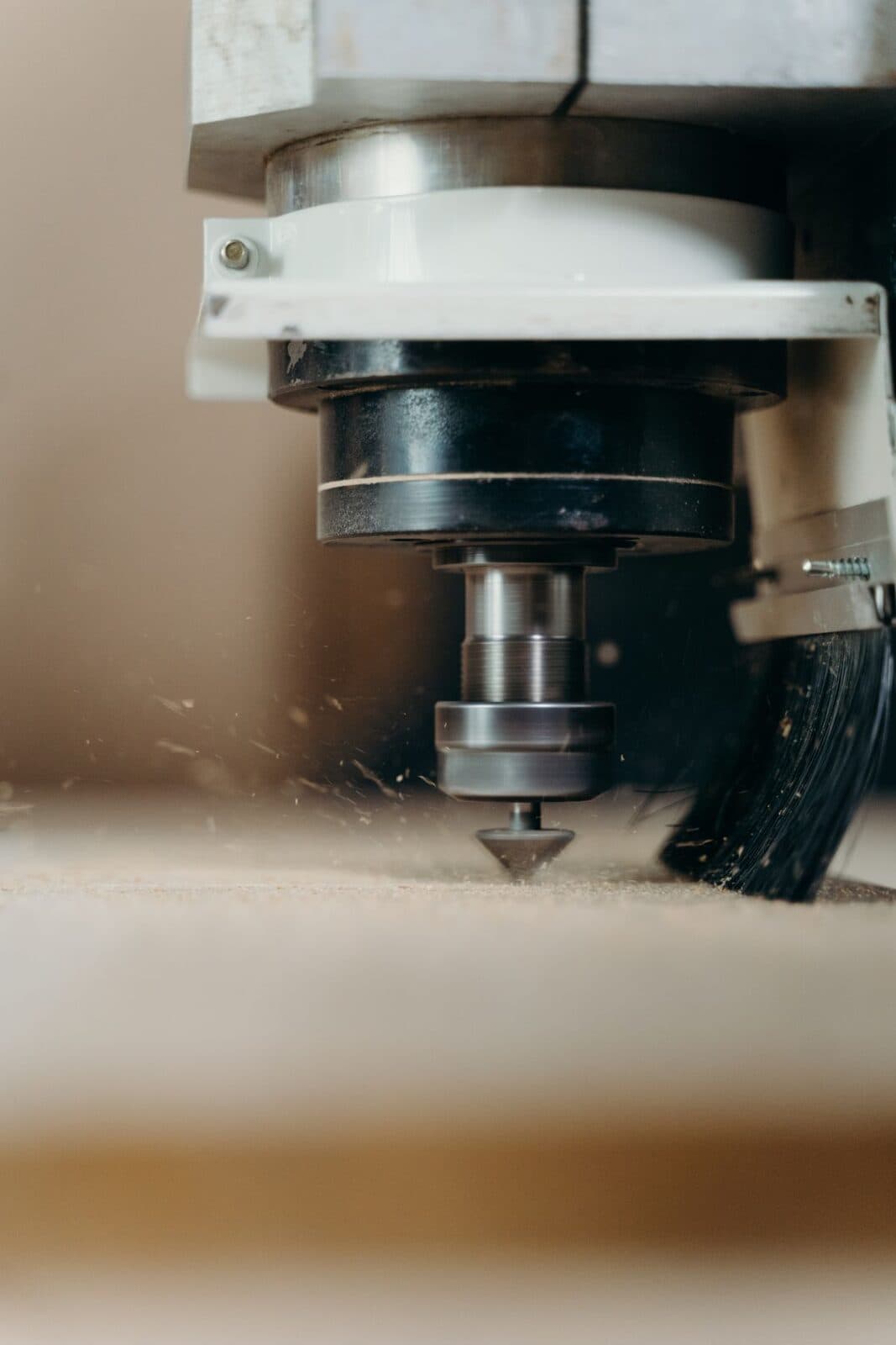 Frez CNC wycinający element z płyty drewnopochodnej