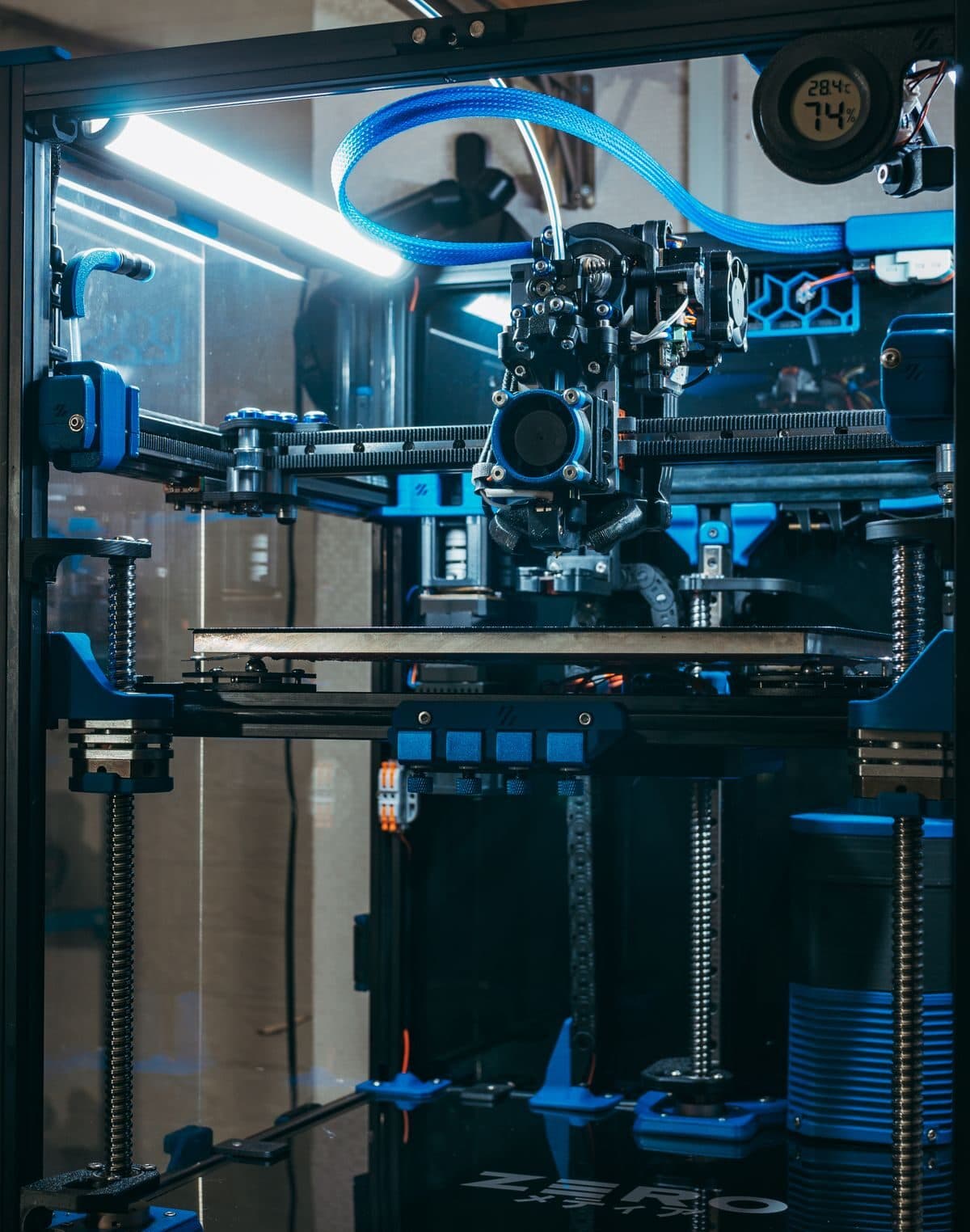 Drukarka 3D w trakcie wydruku elementu