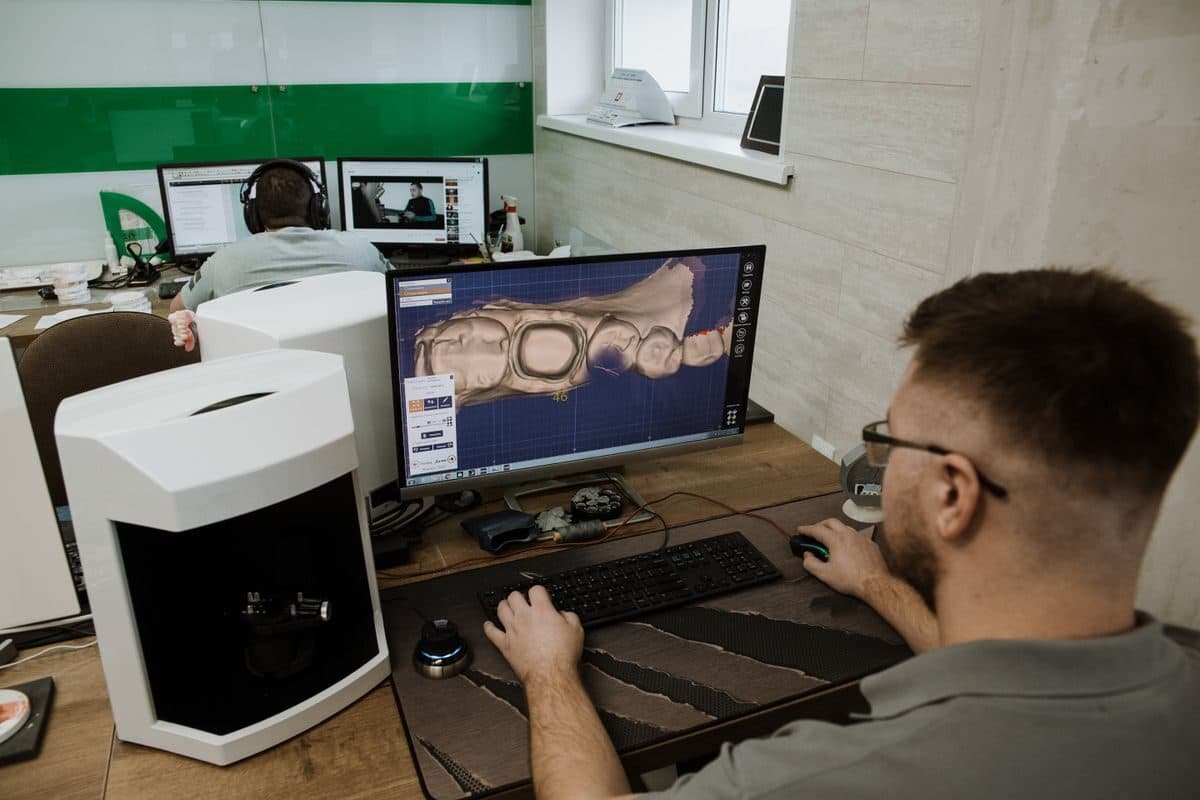 Stanowisko ze skanerem 3D i modelem obiektu na ekranach